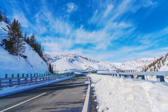 新疆的雪山公路冬天雪景