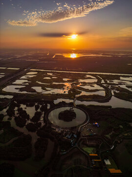 杭州湾湿地公园秋景航拍夕阳倒影