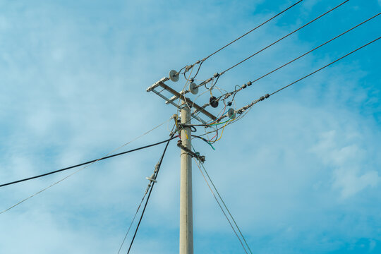 蓝天下的电线和电线塔
