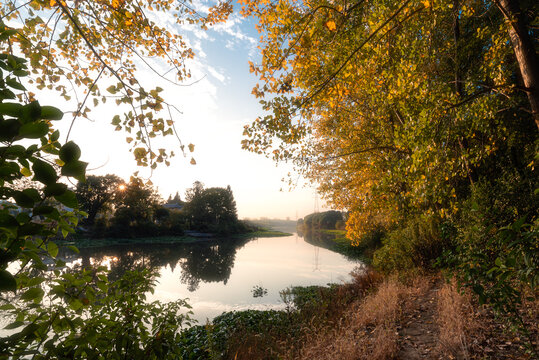 早晨河边美丽的秋色