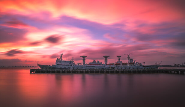 江阴港的远望号测量船和漫天晚霞