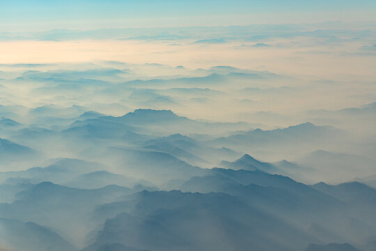 天空下的白云山峦