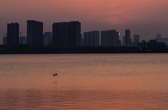 落日尹山湖