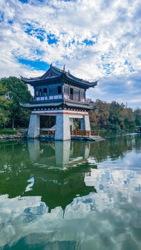 水乡绍兴快阁公园秋色水榭全景