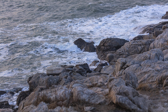 海岸礁石浪花