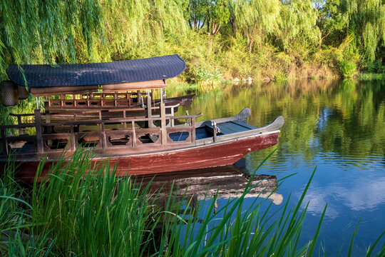 湖中的木船