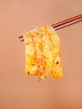 筷子夹着的擀面皮