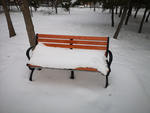 凳子上的积雪