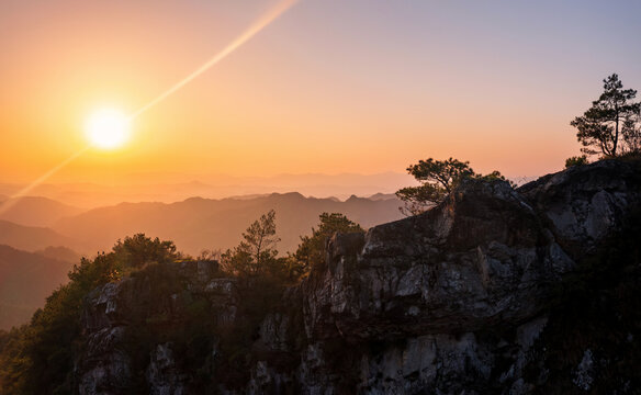 山川山脉日落夕阳美丽自然风光