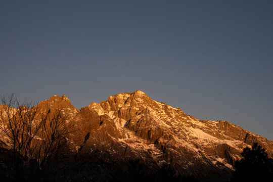 日照金山