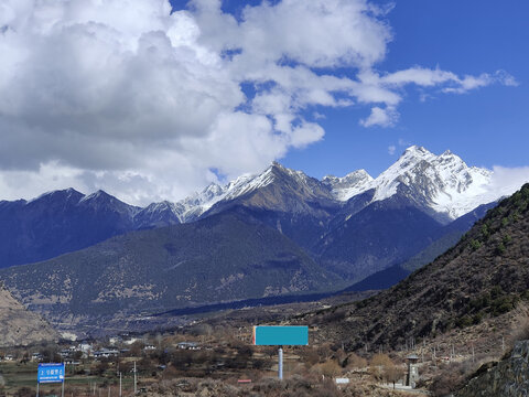 雅鲁藏布大峡谷雪山