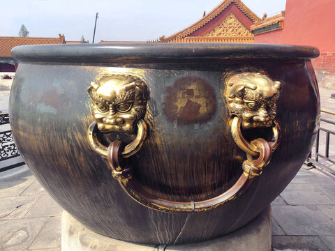 北京故宫太和殿鎏金大铜缸