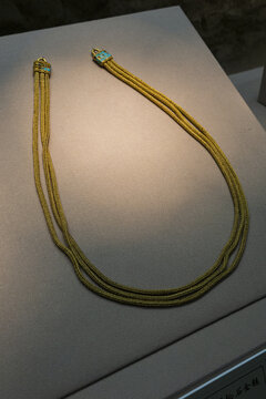 公元8世纪镶绿松石金链