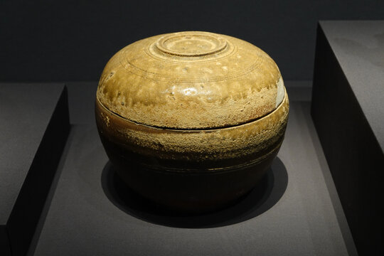 西汉釉陶盒