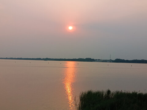 夕阳下的衡水湖