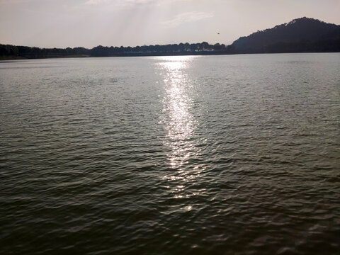 早晨湖面阳光