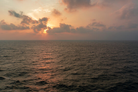 波斯湾日落海洋风景