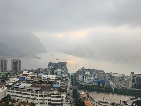 长江三峡巫峡大雾天气