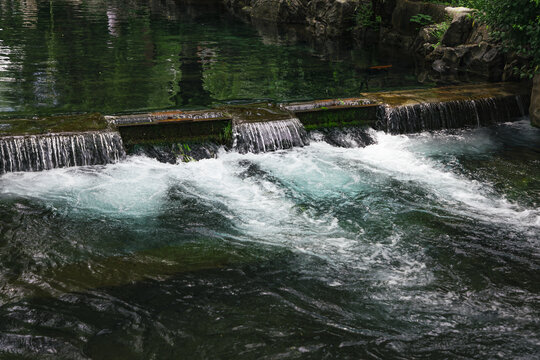 河流溪水