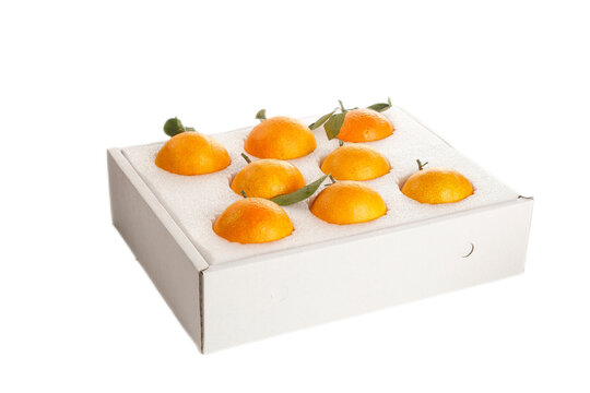 白底上的一盒红美人柑橘