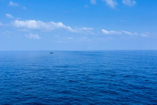 蓝天白云海洋渔船