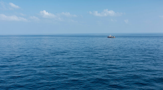 蓝天白云海洋渔船