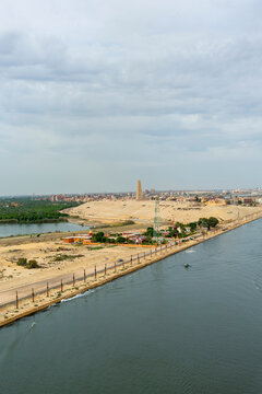 蓝天白云埃及苏伊士运河