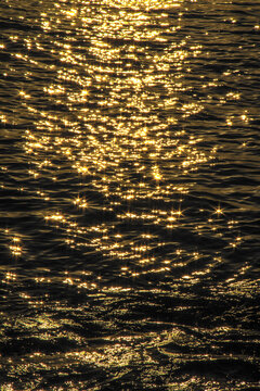 夕阳下的金色海面