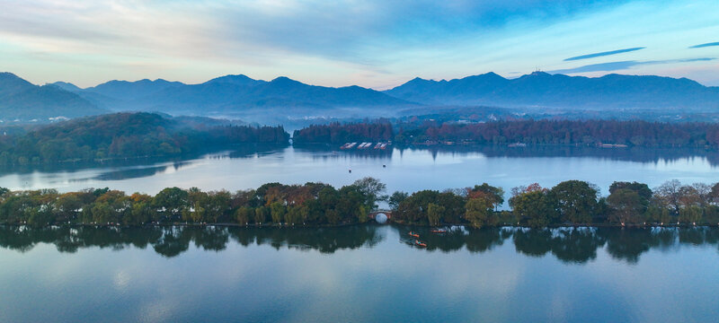 日出下的杭州西湖自然风光