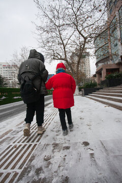 雪天行走的母子背影