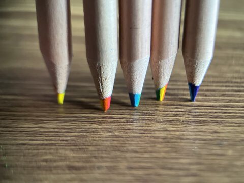桌子上放了几支木头彩色铅笔