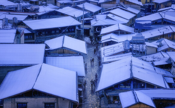 云南香格里拉独克宗古城屋顶积雪