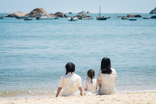 海滩的母女背影