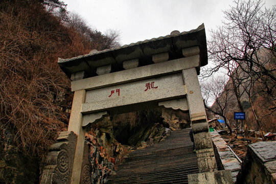 泰山龙门石牌坊