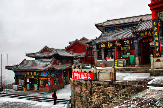 泰山天街雪景古代建筑