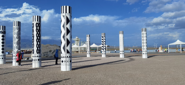 茶卡盐湖特色雕塑柱子