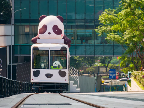重庆观音桥街头的熊猫缆车