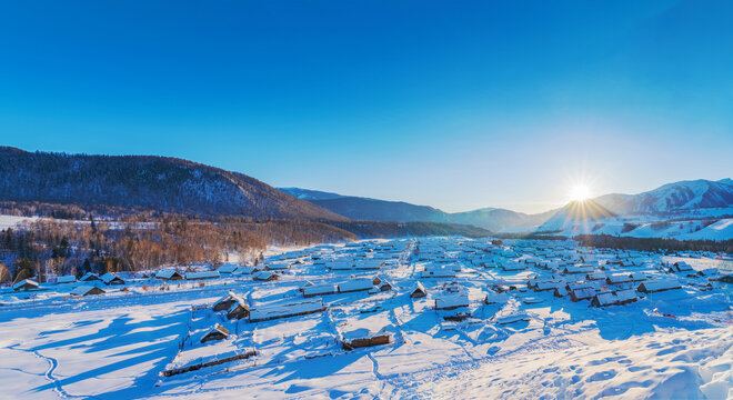 新疆禾木的村庄和山林和雪景