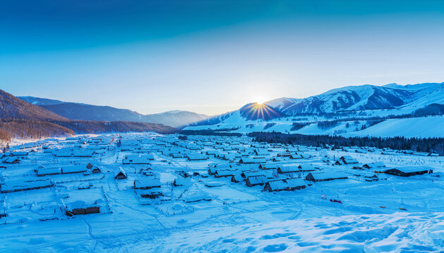 新疆禾木的村庄和山林和雪景