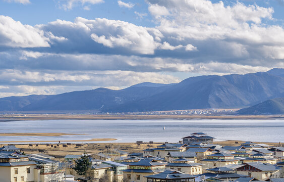 云南香格里拉纳帕海旁民居建筑