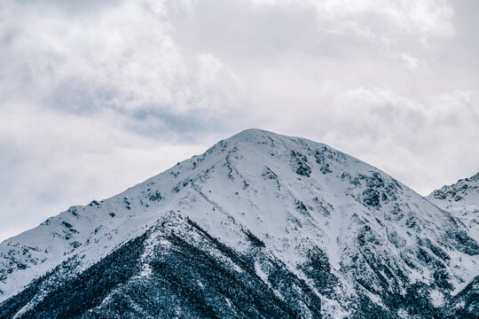 云南迪庆白马雪山观景台远观雪山