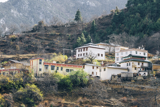 云南214国道山坡上的藏族民居