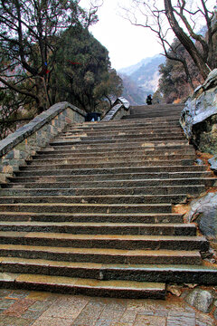 泰山登山石台阶