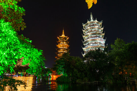 广西桂林日月双塔夜景