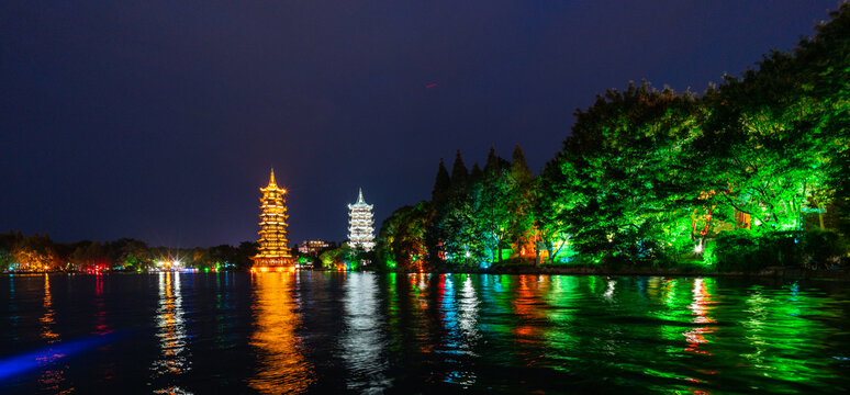 广西桂林日月双塔夜景