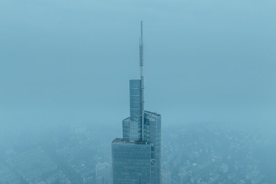 大雾中的南京紫峰大厦