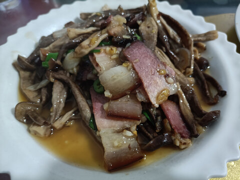 腊肉炒蘑菇