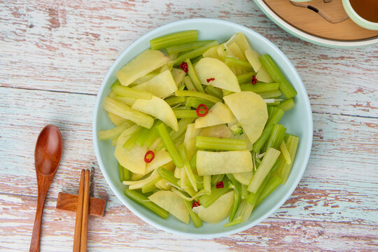 芹菜炒土豆片