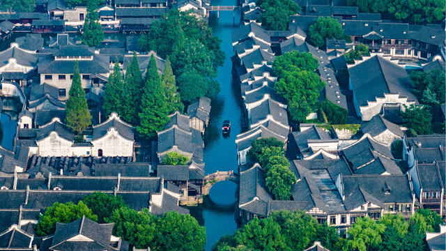 乌镇河道摇橹船