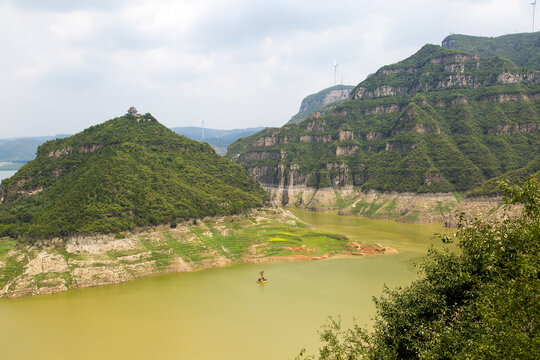 河流山峰